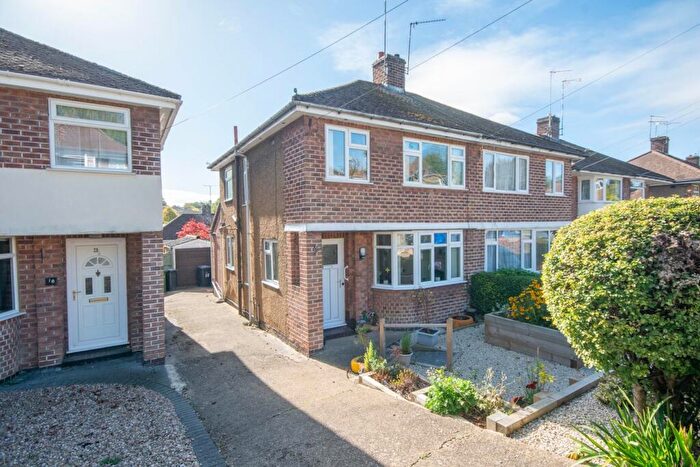 3 Bedroom Semi-Detached House For Sale In Oakfield Road, Rugby, CV22