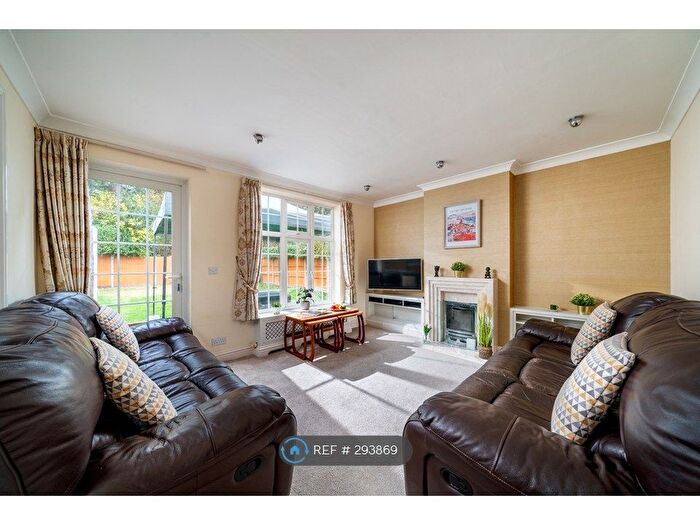 3 Bedroom Detached House To Rent In Souberie Avenue, Letchworth, SG6