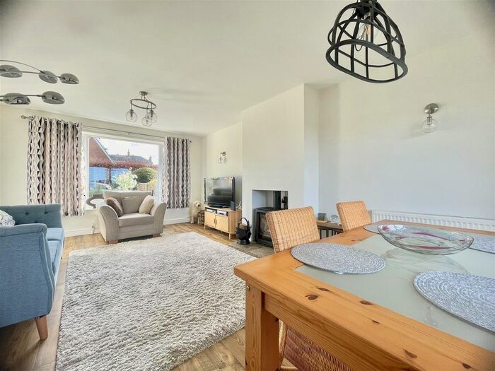 3 Bedroom SemiDetached House For Sale In Rudstone Grove, Sherburn In