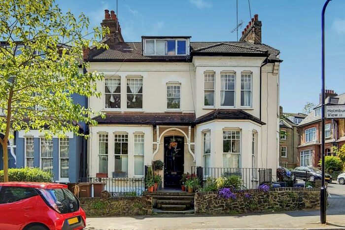 3 Bedroom Flat To Rent In Holmbury View, Hackney, E5