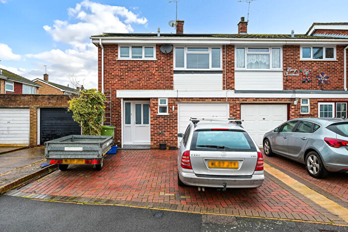 3 Bedroom Semi Detached House For Sale In Swale Road, Farnborough, GU14
