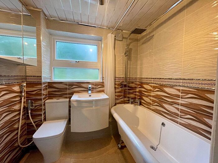 2 Bedroom Flat For Sale In Hayes Lane, Kenley, CR8