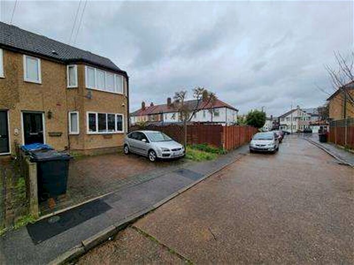 1 Bedroom Flat To Rent In Roslyn Close, CR4