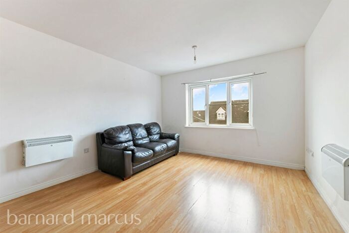 2 Bedroom Flat For Sale In Rydons Way, Redhill, RH1