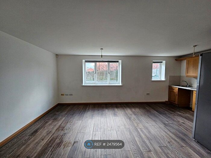 2 Bedroom Flat To Rent In Hill Top Court, Worsley, Manchester, M28