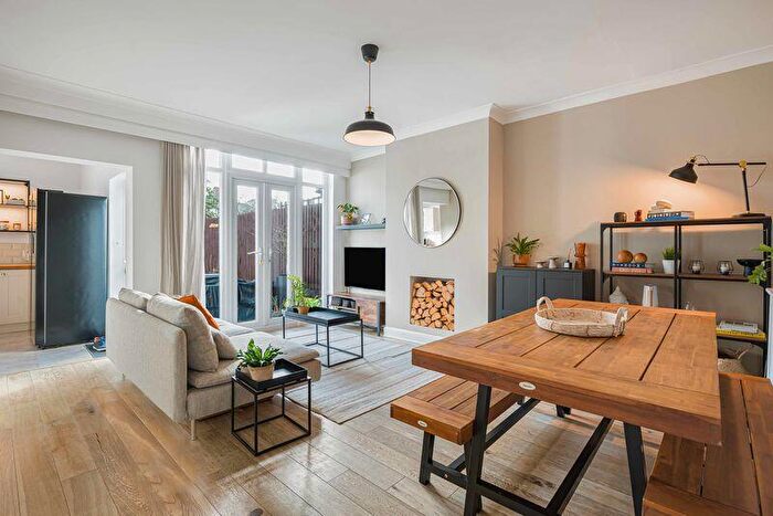 4 Bedroom Semi Detached House For Sale In Braundton Avenue, Sidcup, DA15