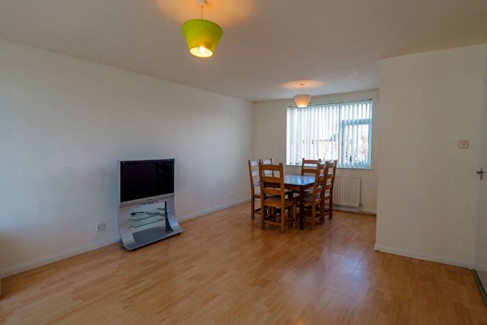 3 Bedroom Flat To Rent In Ashcombe Parade, Kingfield Road, Woking, GU22