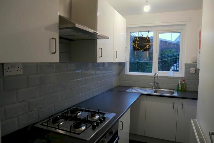 1 Bedroom Flat To Rent In Pennine Crescent, Salendine Nook, Huddersfield, HD3
