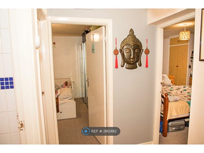 2 Bedroom Flat To Rent In West End Lane, Stoke Poges, Slough, SL2