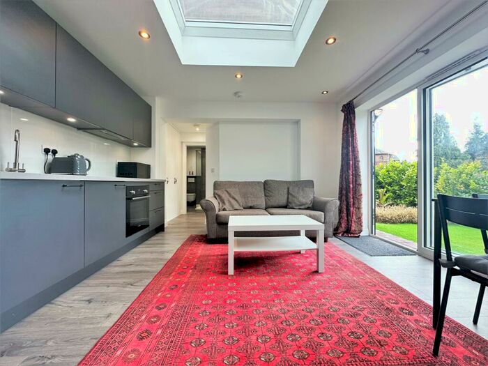 2 Bedroom Flat To Rent In Malden Road New Malden, KT3