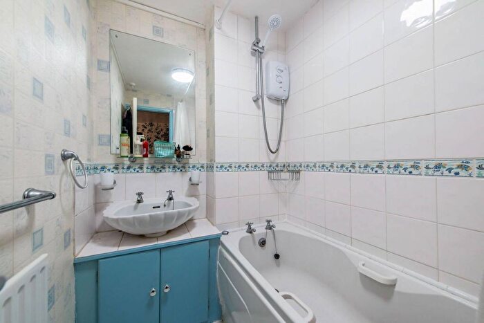 2 Bedroom Flat To Rent In Campbell Road, Mile End, London, E3