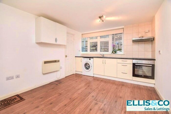 2 Bedroom Flat To Rent In Mountfield Road, Finchley N3