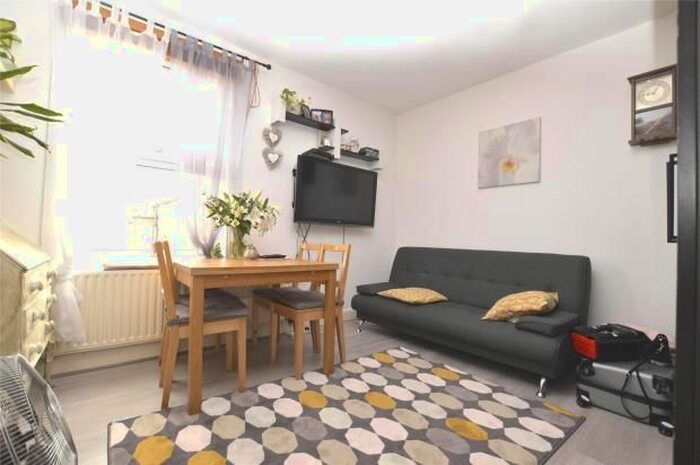 2 Bedroom Flat To Rent In Kingscourt Road, London, SW16