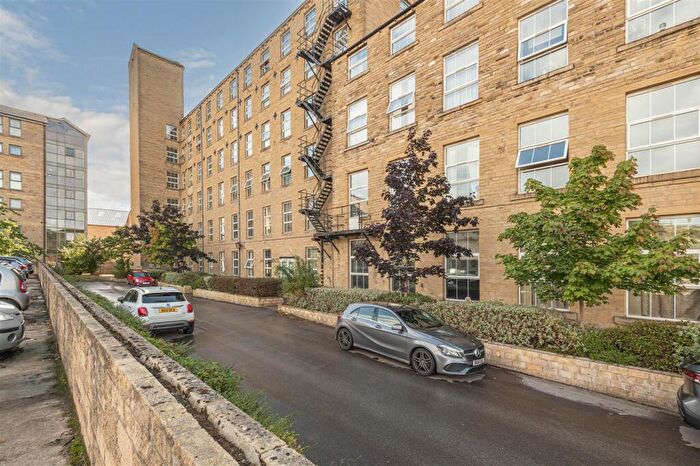 2 Bedroom Apartment For Sale In Dewsbury Road, Elland, HX5