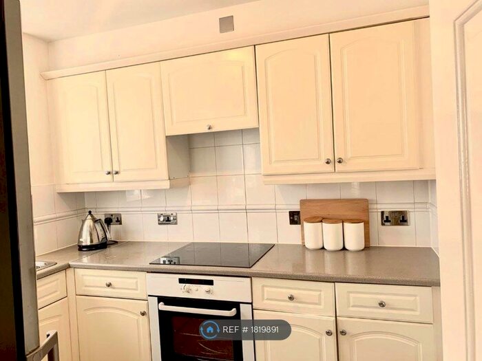 2 Bedroom Flat To Rent In Blackheath, London, SE3