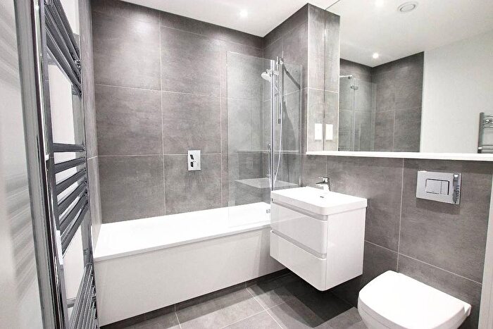2 Bedroom Flat To Rent In Bunns Lane, NW7
