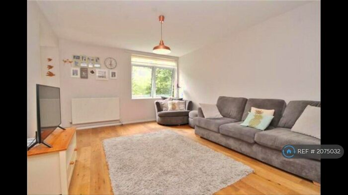 2 Bedroom Flat To Rent In The Pines, Purley, CR8