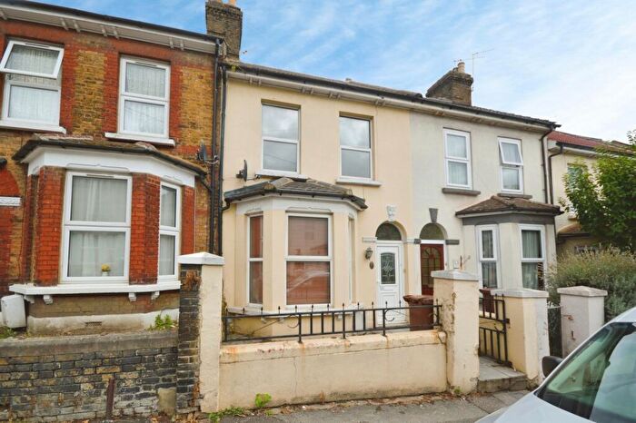 3 Bedroom House To Rent In Grove Road, Rochester, Kent, ME2