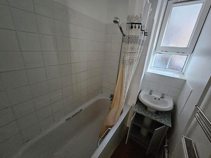 2 Bedroom Flat For Sale In Flat, Elham House, Pembury Road, Clapton, London, E5