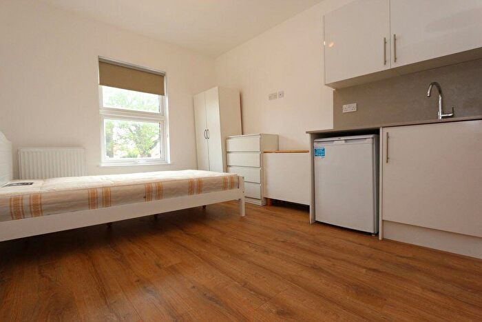 Flat To Rent In *** All Bills Are Included *** Hertford Road, Enfield, EN3