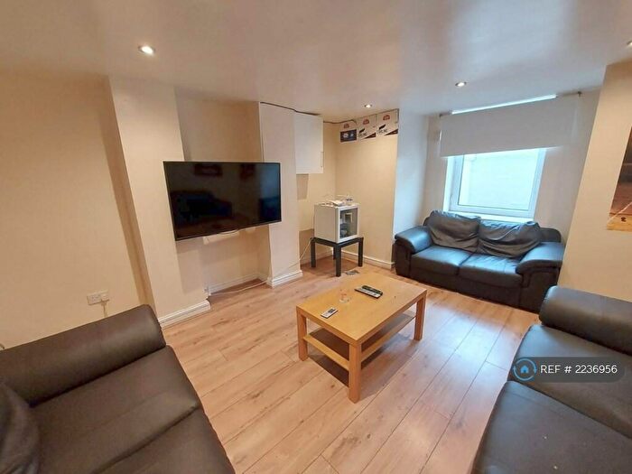 7 Bedroom Terraced House To Rent In Brudenell Road, Leeds, LS6