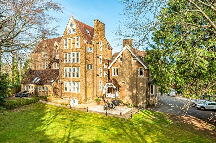 2 Bedroom Flat For Sale In Godalming, Surrey, GU7