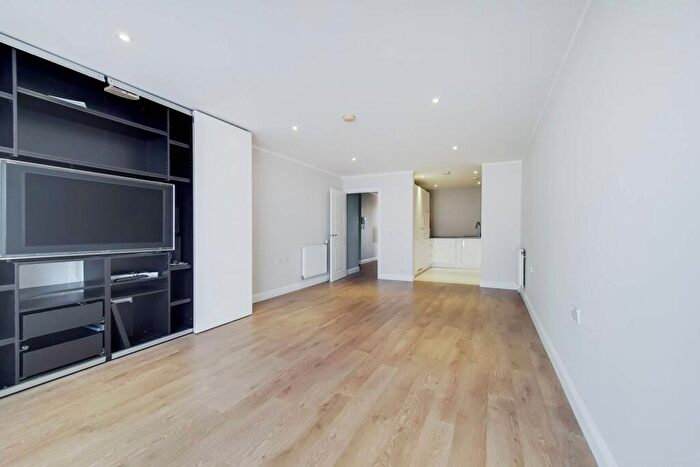 3 Bedroom Flat To Rent In Pasmore Court, Canary Wharf, London, E14