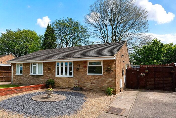 2 Bedroom Bungalow For Sale In Chiltern Avenue, Farnborough, Hampshire, GU14