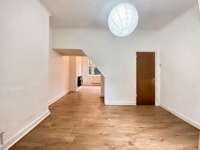 2 Bedroom Cottage To Rent In Chiltern View Road, Uxbridge, Middlesex, UB8