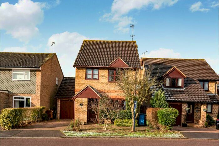 3 Bedroom Detached House To Rent In Gibbons Close, GU47