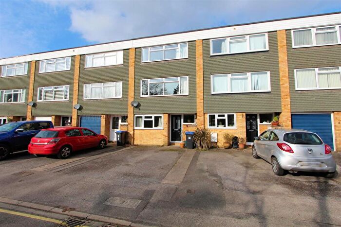 4 Bedroom Semi Detached House To Rent In Knowle Gardens, West Byfleet, Surrey, KT14