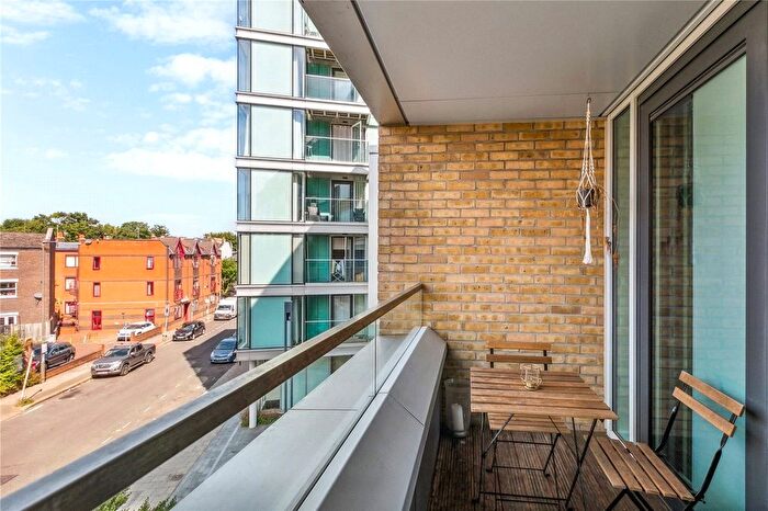 1 Bedroom Flat To Rent In Broomhill Road, London, SW18