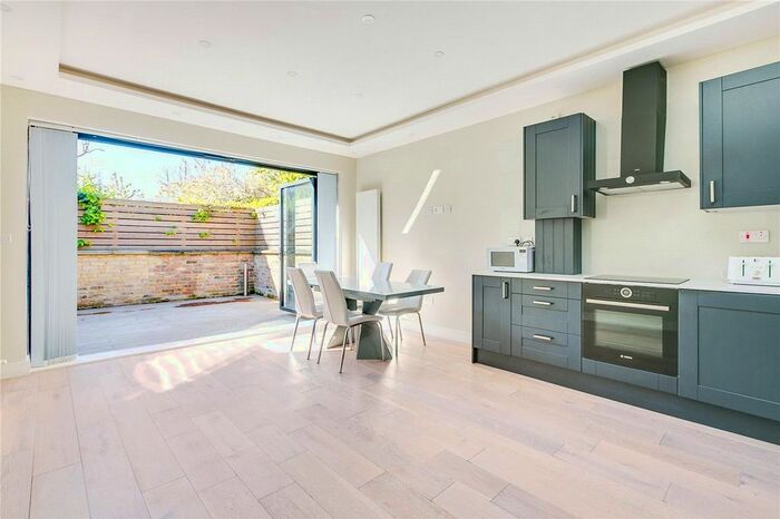 2 Bedroom Flat To Rent In Goldhawk Road, Shepherds Bush Green, W12