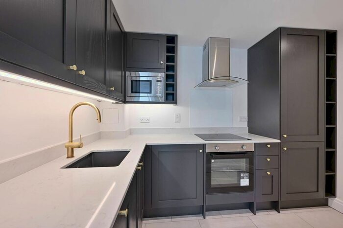 2 Bedroom Flat To Rent In Smugglers Way, Wandsworth Town, London, SW18