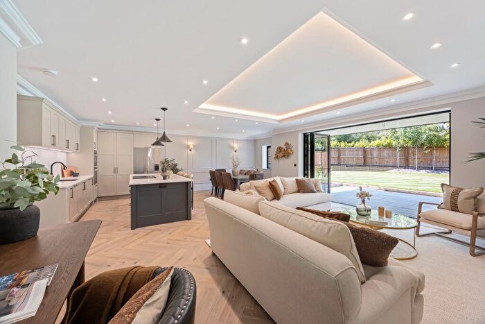2 Bedroom Apartment For Sale In Copsem Lane, KT10