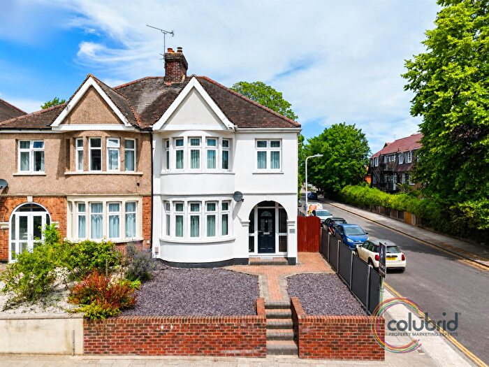 3 Bedroom Semi-Detached House For Sale In Upminster Road, Hornchurch, RM11