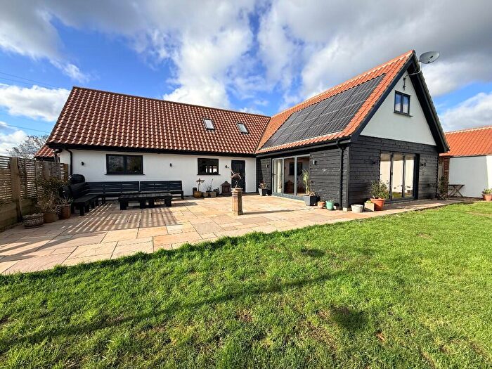 4 Bedroom Barn Conversion For Sale In Watton Road, Hingham, NR9