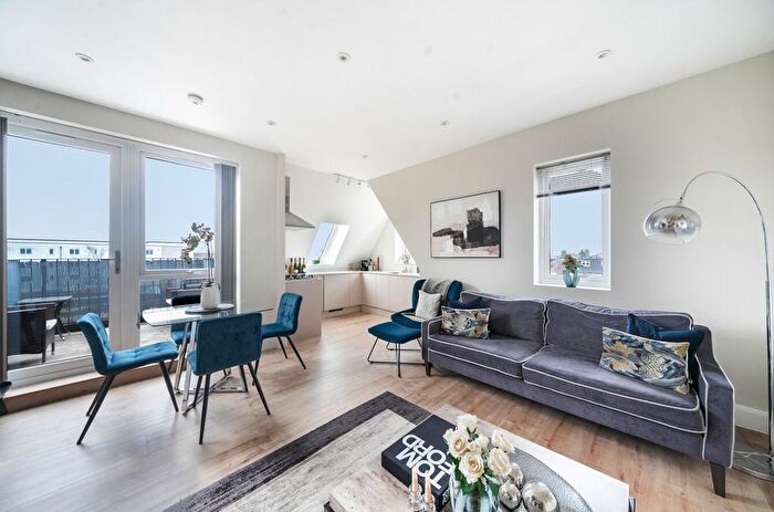 2 Bedroom Flat For Sale In Walton On Thames, Surrey, KT12