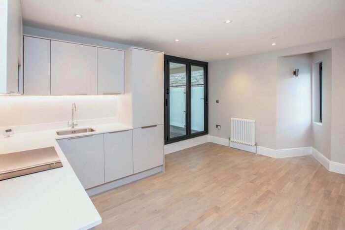 3 Bedroom Flat To Rent In Carlyle Road, London, E12