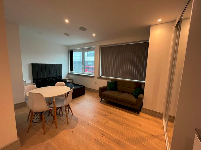 Studio To Rent In High Road, London, N12