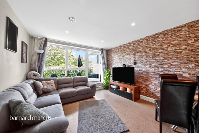 2 Bedroom Flat For Sale In Weld Place, London, N11