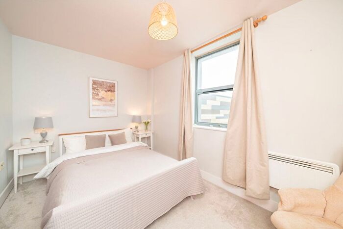 2 Bedroom Flat For Sale In Corben Mews, London, SW8