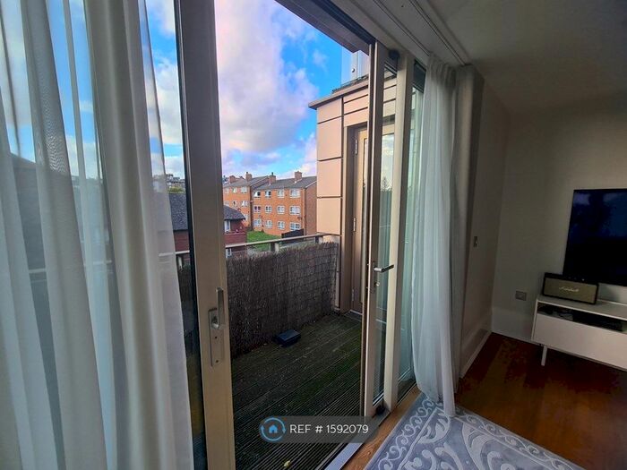 2 Bedroom Flat To Rent In The Atrium, Buckhurst Hill, IG9