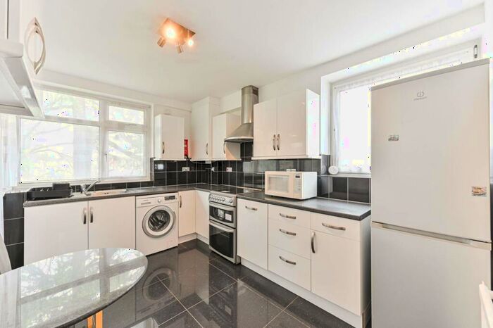 3 Bedroom Flat To Rent In Scrutton Close, Balham, London, SW12