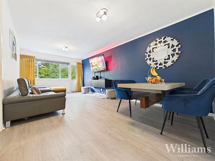 2 Bedroom Maisonette For Sale In Tring Road, Aylesbury, HP20