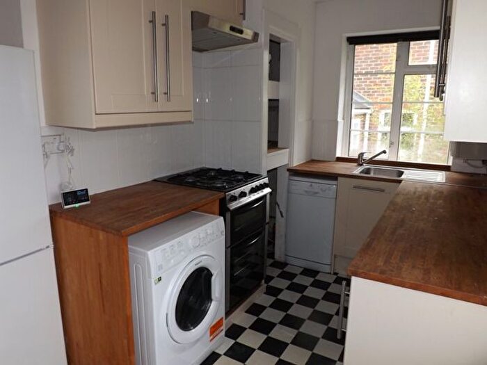 2 Bedroom Flat To Rent In Barfields, Bletchingley, RH1