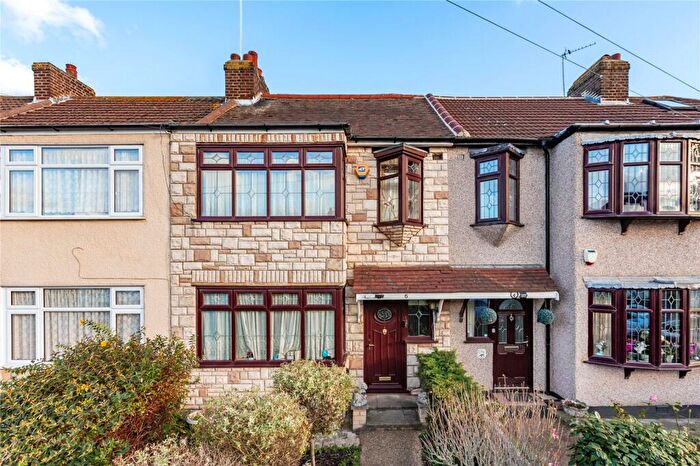 4 Bedroom Terraced House For Sale In Sunningdale Road, Rainham, RM13