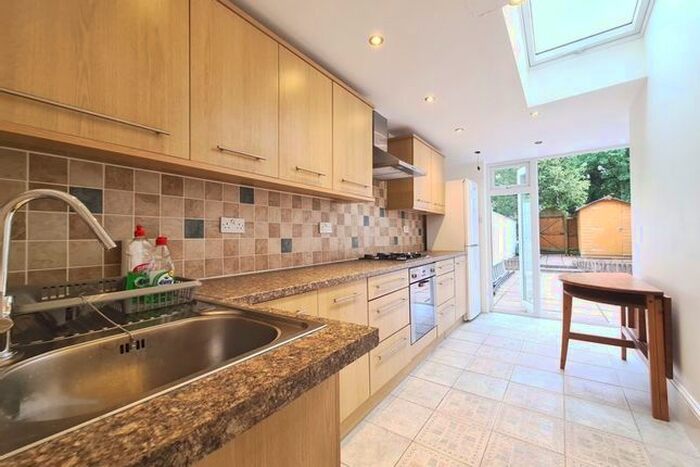 2 Bedroom Flat To Rent In St. Helen's Crescent, London SW16