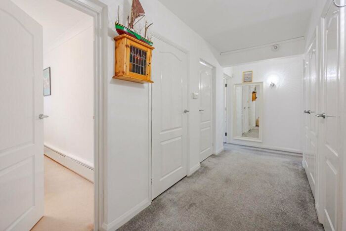 2 Bedroom Flat For Sale In Undercliff Gardens, Leigh-On-Sea, SS9