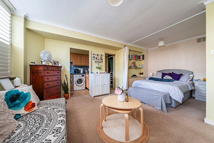 Studio To Rent In St. Georges Square, London, SW1V